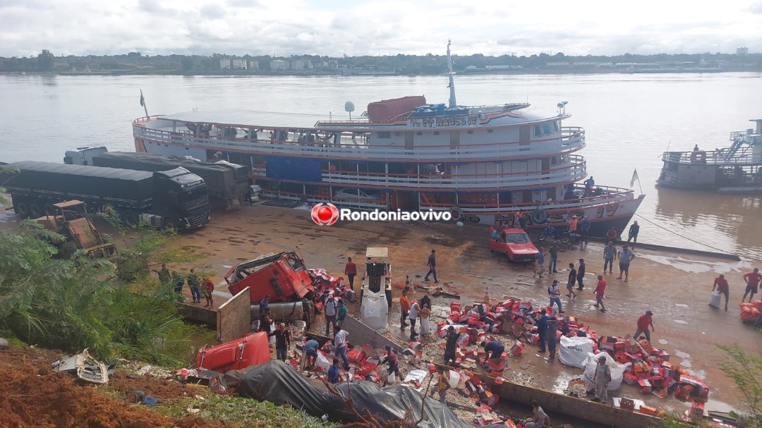 VÍDEO: Carreta desgovernada cai em embarcação no rio Madeira 