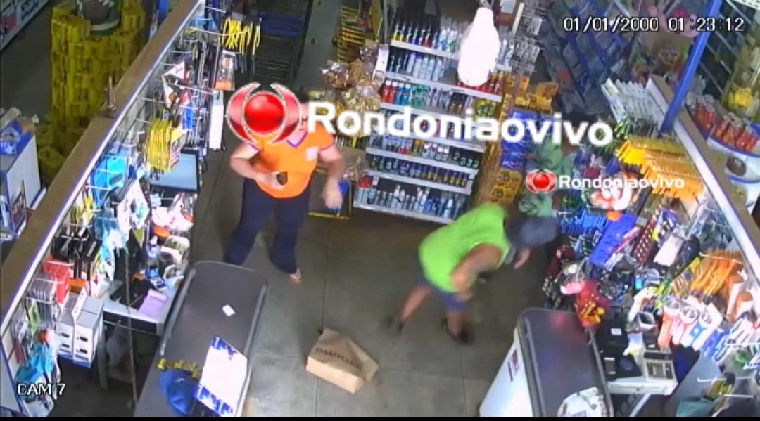 VÍDEO: Ladrão tenta matar cliente durante roubo em supermercado 