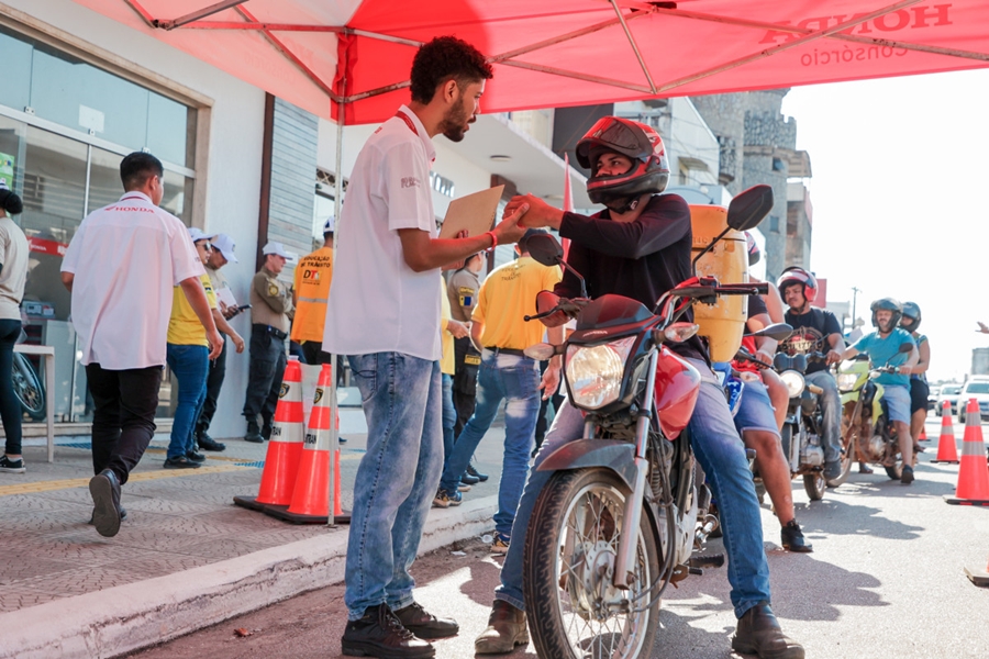 BLITZ EDUCATIVA: Semtran e empresa parceira realizam ação para orientar motociclistas