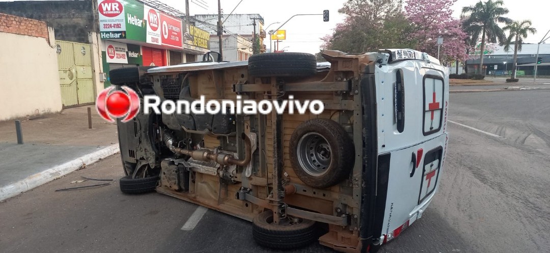 NO SEMÁFORO: Ambulância capota após colisão com caminhonete na Jorge Teixeira 