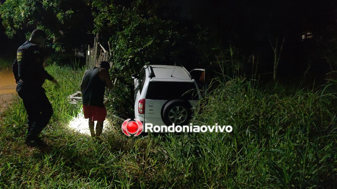 NA FUGA: Bandidos fazem assalto em residência e caem com carro dentro de vala