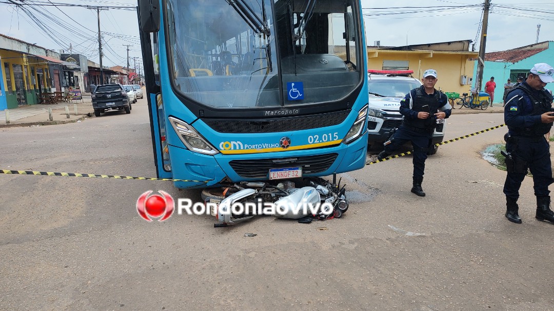PAROU NA CALÇADA: Motocicleta é arrastada por ônibus em grave acidente na capital