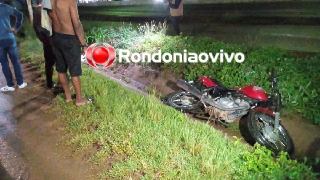 INTUBADO: Motociclista perde controle da direção, bate em poste e cai dentro de vala 