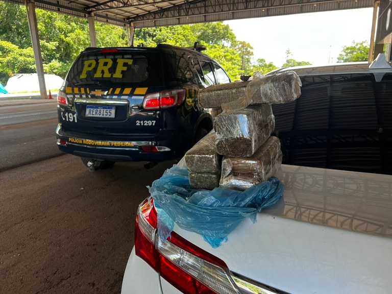 CHAMOU A ATENÇÃO: Motorista de Corolla comete infração de trânsito e é preso com seis kg de droga