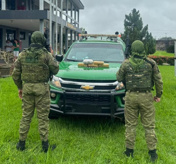 TRAFICANDO: Casal é flagrado em moto com mais de cinco quilos de drogas
