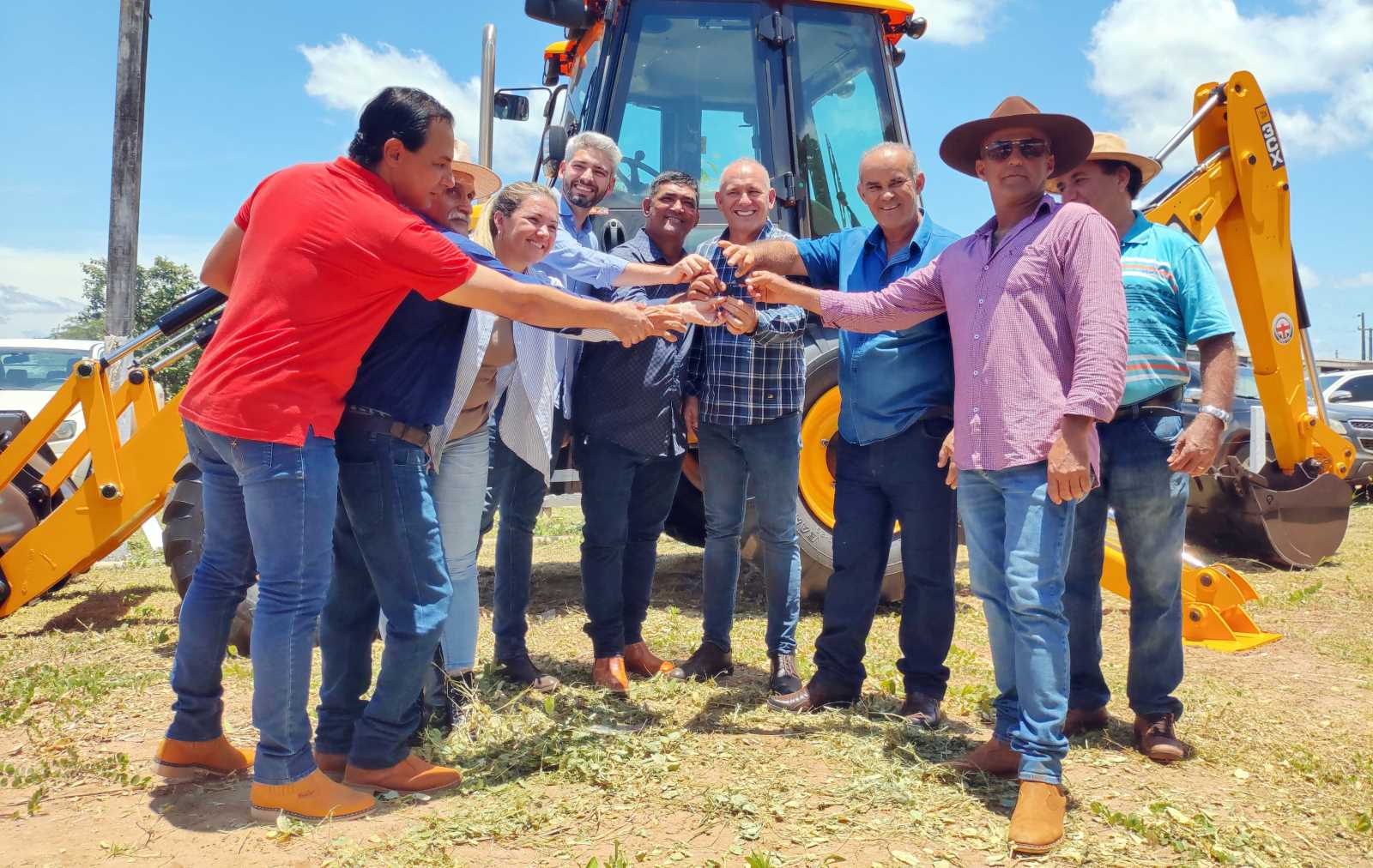 EZEQUIEL NEIVA: Deputado entrega retroescavadeira para atender assentamentos em Chupinguaia