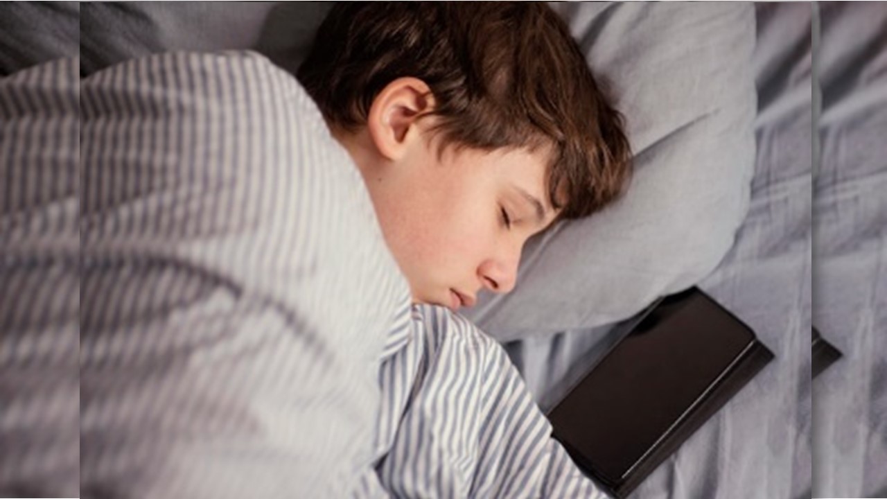 NA CABECEIRA: Celular emite 900 MHz no seu corpo enquanto você dorme  