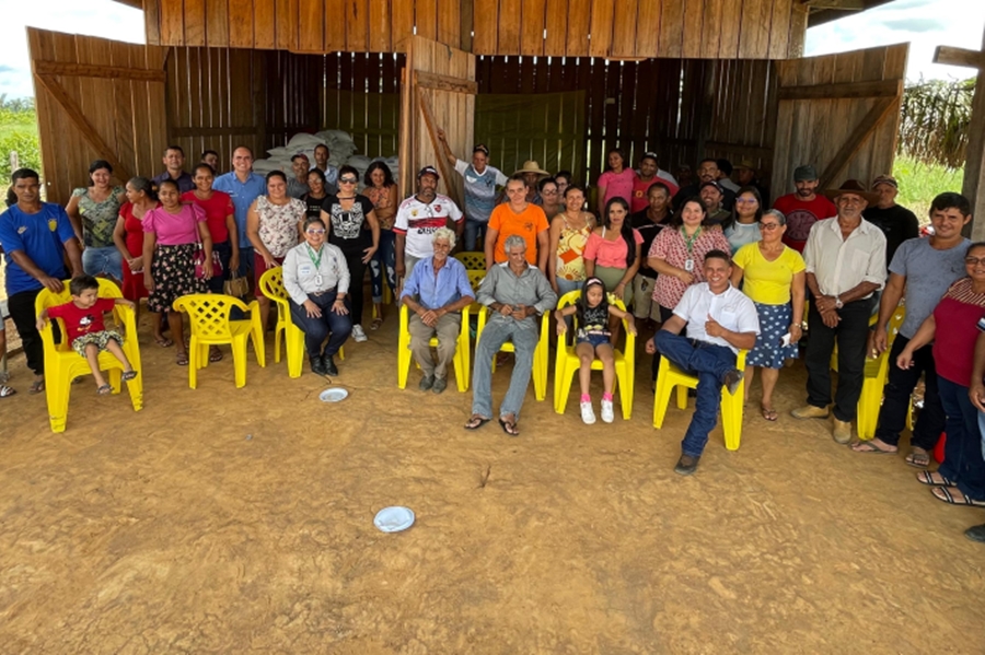 ALAN QUEIROZ: Deputado participa da entrega de dez toneladas de calcário em União Bandeirantes