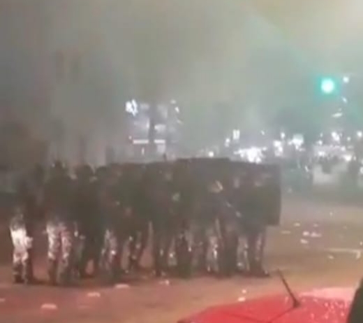 VEJA O VÍDEO: PM usa gás de pimenta e bala de borracha para dispersar foliões no carnaval