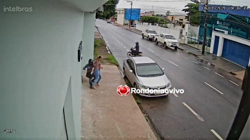 VÍDEO: Funcionária de TV é assaltada na frente do trabalho por dois ladrões