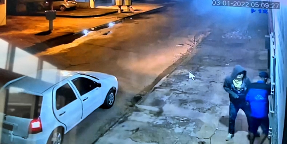 VÍDEO: 'Ladrões do Pálio branco' são flagrados fazendo arrastão em duas empresas