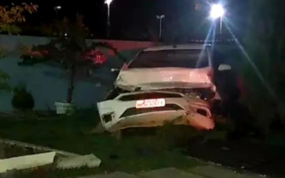 ESPAÇO ALTERNATIVO: Táxi pego escondido capota e destrói muro da Base Aérea