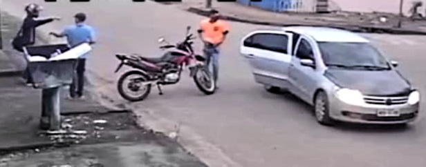 VEJA O MOMENTO: Vídeo mostra bandidos do Gol prata roubando moto de técnica de enfermagem