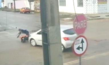 ASSISTA: Vídeo mostra carro provocando acidente na Duque de Caxias