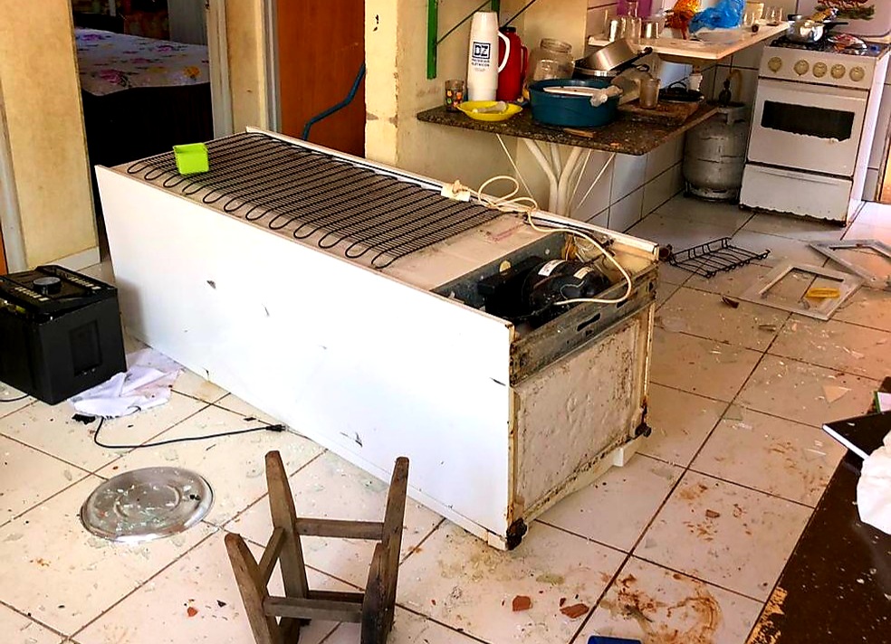 REVOLTADO: Homem invade casa com fome, causa destruição e agride o ex-namorado