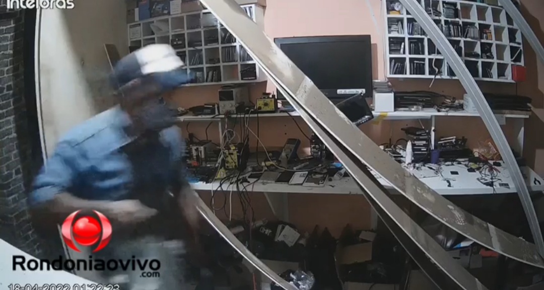 ASSISTA: Criminoso invade loja pelo telhado e furta vários celulares