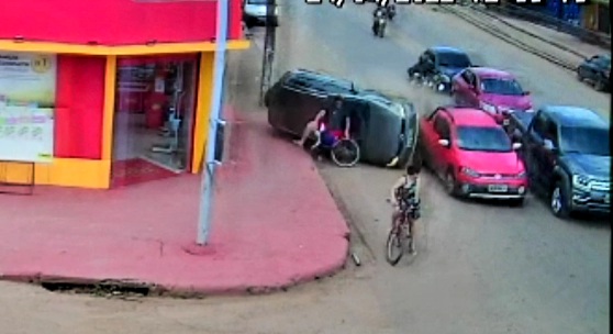 IMPRUDÊNCIA: Vídeo registra momento em que carro capota em cima de ciclista
