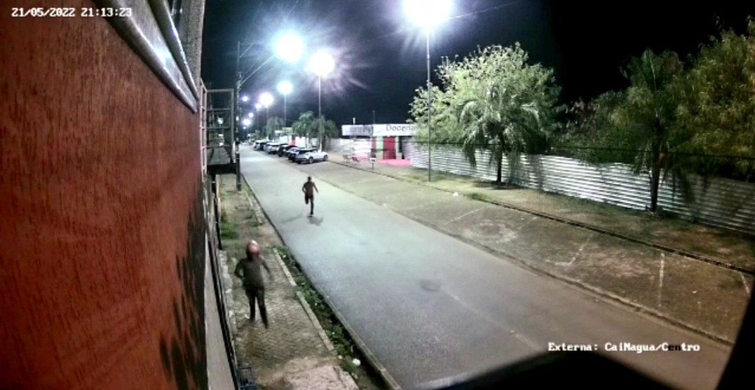 TIROTEIO: Vídeo mostra policial penal perseguindo e tentando prender criminosos