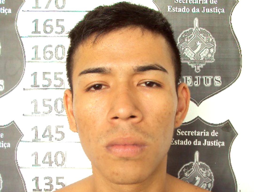 MAIS UM DO 470: Foragido é preso ao ver a PM e fingir que estava lendo jornal