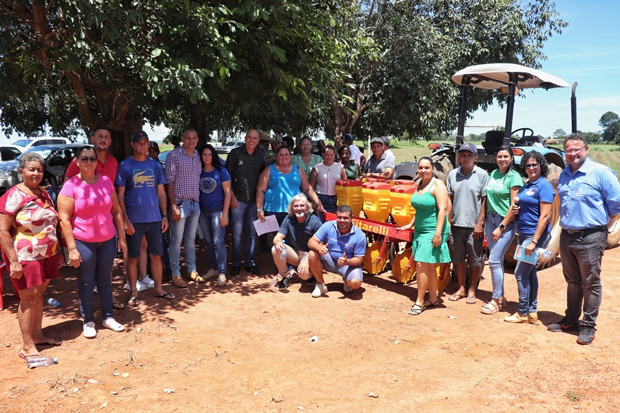 ISMAEL CRISPIN: Deputado impulsiona agricultura familiar com entrega de plantadeira