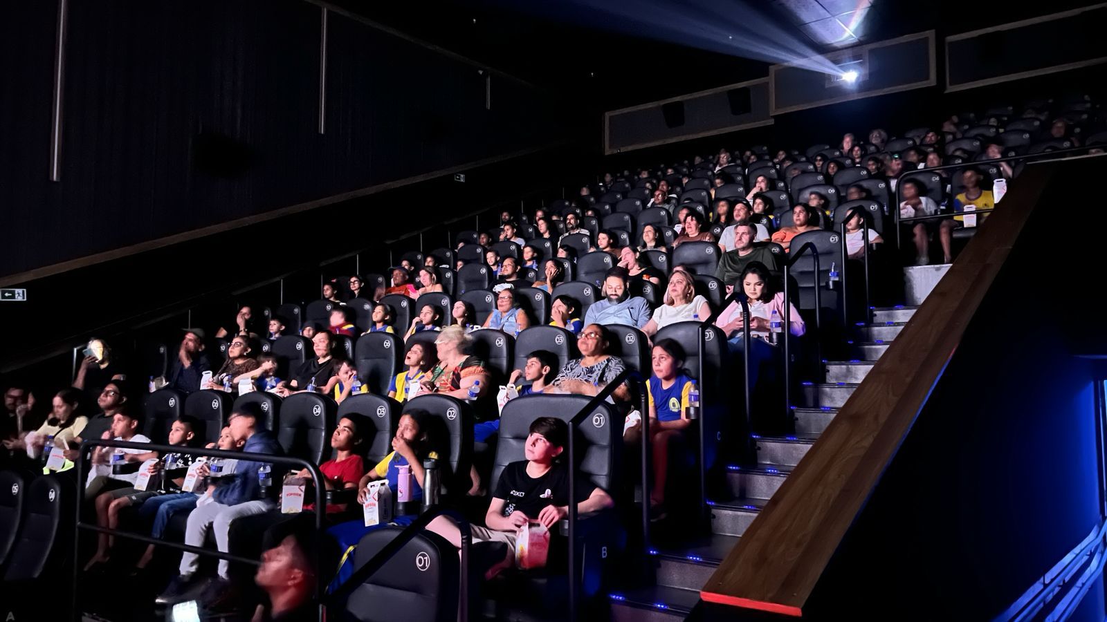 CULTURA E EDUCAÇÃO: Crianças da rede pública vão ao cinema e se encantam com a história