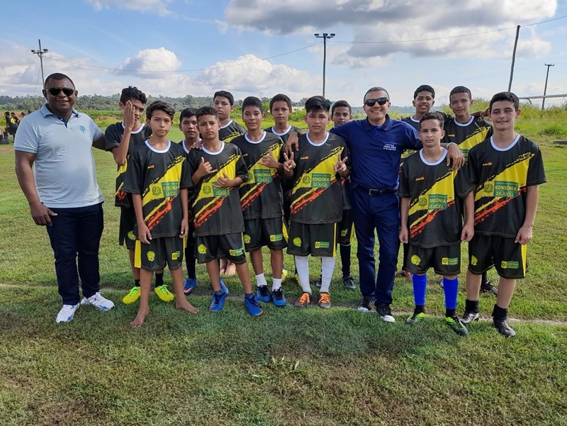 APOIO: Alex Silva entrega materiais esportivos na Copa Nova Mutum