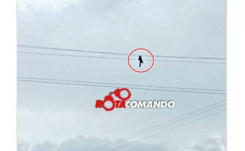 DECEPADA: Perna de motociclista vai parar em rede de alta tensão após acidente