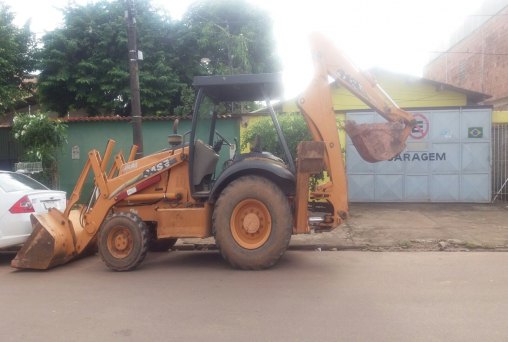 Jovem é preso acusado de furtar retroescavadeira em posto 
