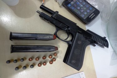 Dupla suspeita de tráfico é presa com arma de uso restrito da SESDEC
