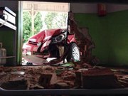 Motorista bate em restaurante após colidir com carro em cruzamento 
