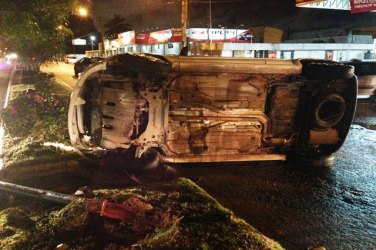 Motorista avança sinal vermelho e provoca grave acidente
