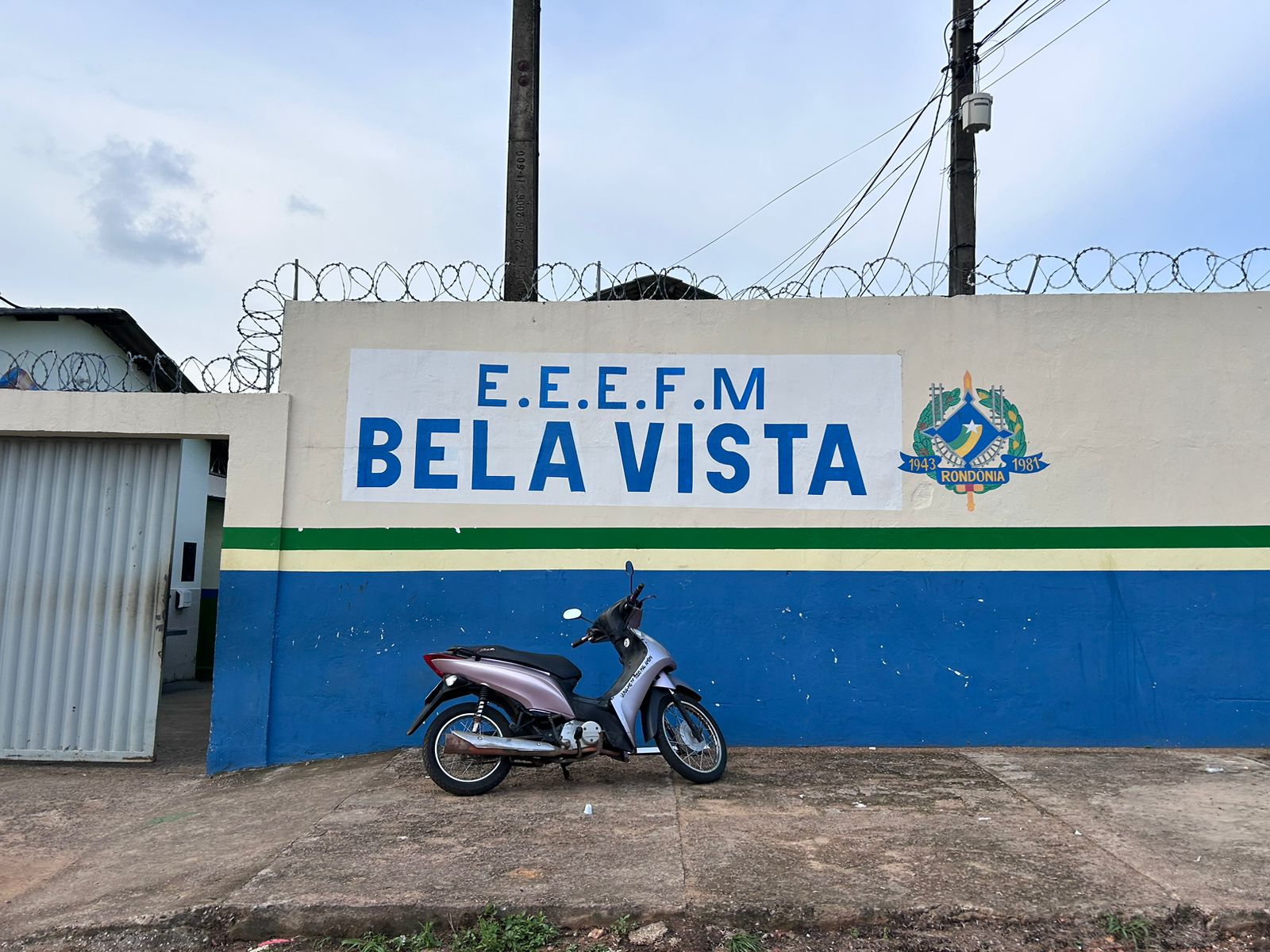 SUJEIRA: Entulho se acumula na calçada da EEEF Bela Vista em Porto Velho