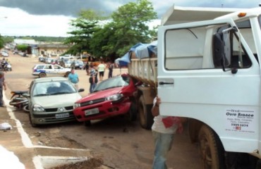 Caçamba carregada desce ladeira e provoca acidente com mais cinco veículos

