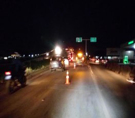 Carreta quebra em viaduto e causa imenso congestionamento
