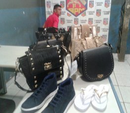 NO CENTRO - Foragido é preso furtando várias bolsas em loja feminina
