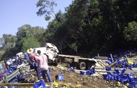 Caminhão de bebidas tomba e carga fica espalhada na rodovia 