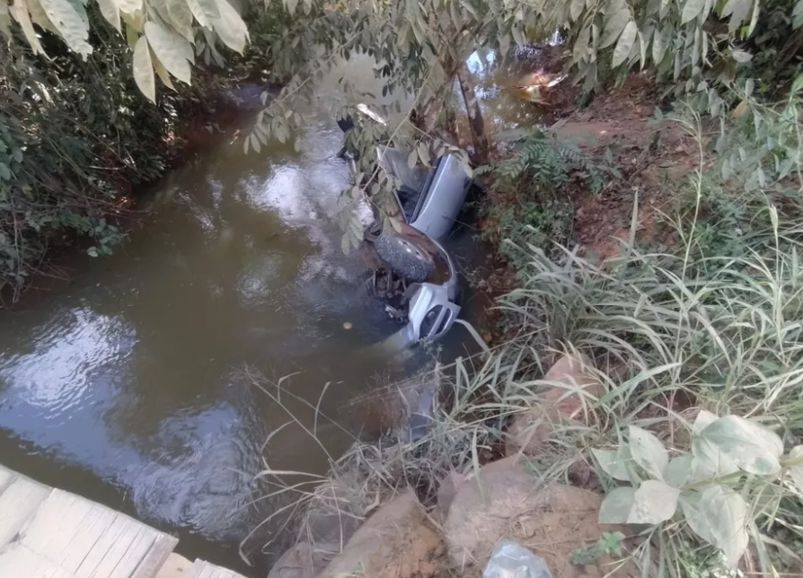 TRAGÉDIA: Carro cai em rio e deixa três pessoas mortas em Rondônia