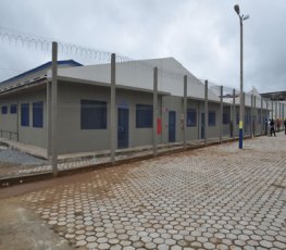 NA VISITA – Mulher de preso é esfaqueada na porta do presídio