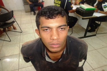 FLAGRANTE - Jovem é preso acusado de assaltar duas estudantes
