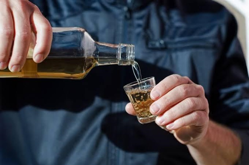 LADRÃO PRESO: Cliente vai tomar uma em bar e leva coronhadas na cabeça ao reagir roubo