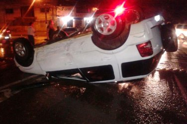 Motorista provoca grave acidente, foge e larga amigo ferido na calçada
