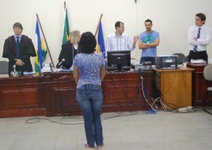 Doméstica que esfaqueou idoso por dívida de R$50 é condenada