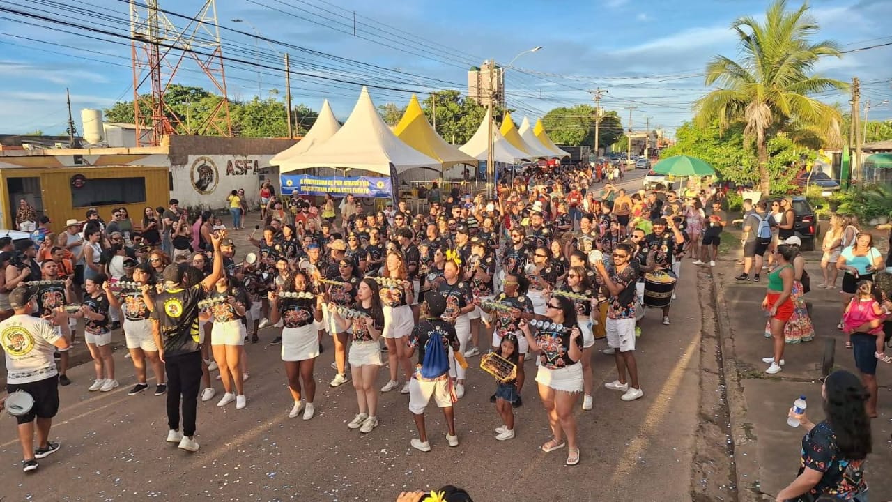 PRÉ-CARNAVAL: Família asfaltão entrega sinopse aos compositores e compositoras