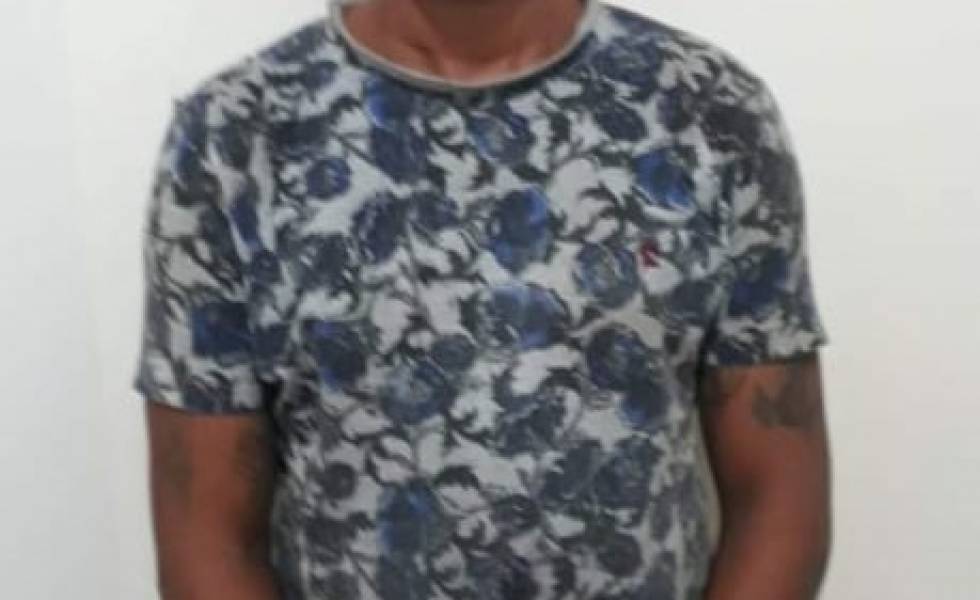 POR POUCO: Arma trava após homem tentar tomá-la de policial