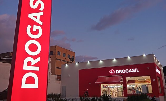 DE NOVO: Bandidos quebram parede de farmácia, tentam arrombar cofre e furtam medicamentos