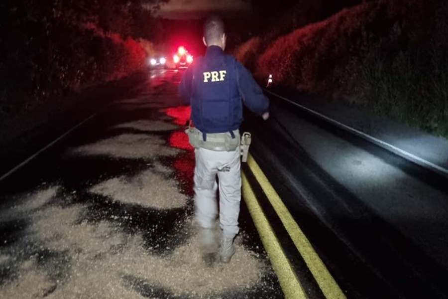 VÂNDALOS: Criminosos jogam mais de 150L de óleo na BR-364 para fechar estrada