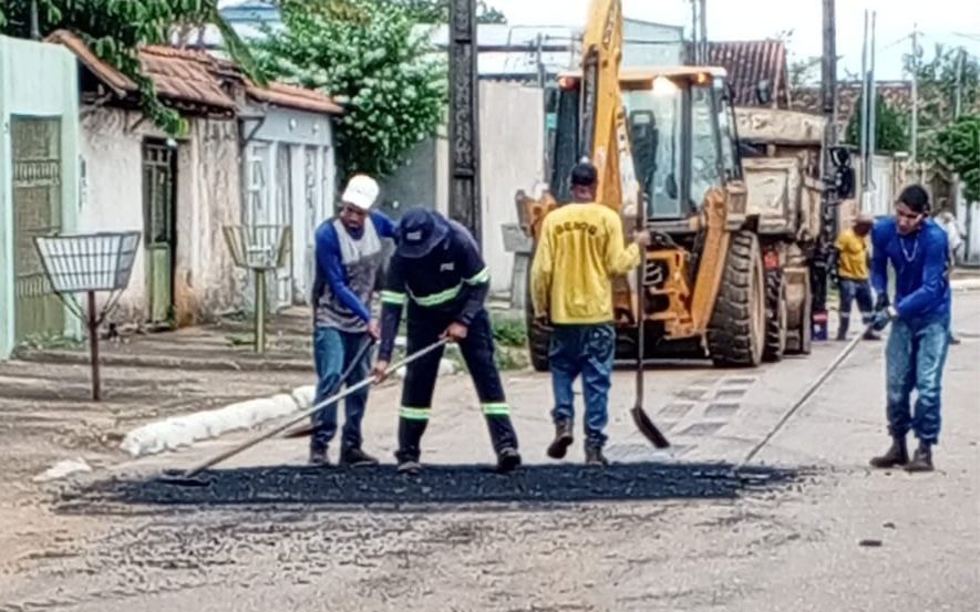 EDIMILSON DOURADO: Após solicitação do vereador bairro Floresta recebe serviço de tapa-buraco