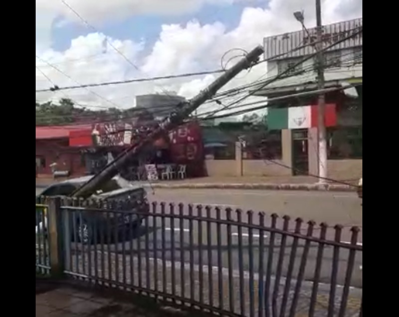 VÍDEO: Carreta derruba poste e deixa população sem energia no Centro de Porto Velho