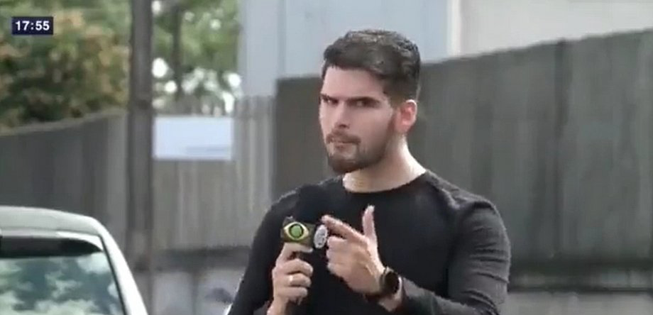 Band dispensa repórter que cantou música da Xuxa para anunciar crime