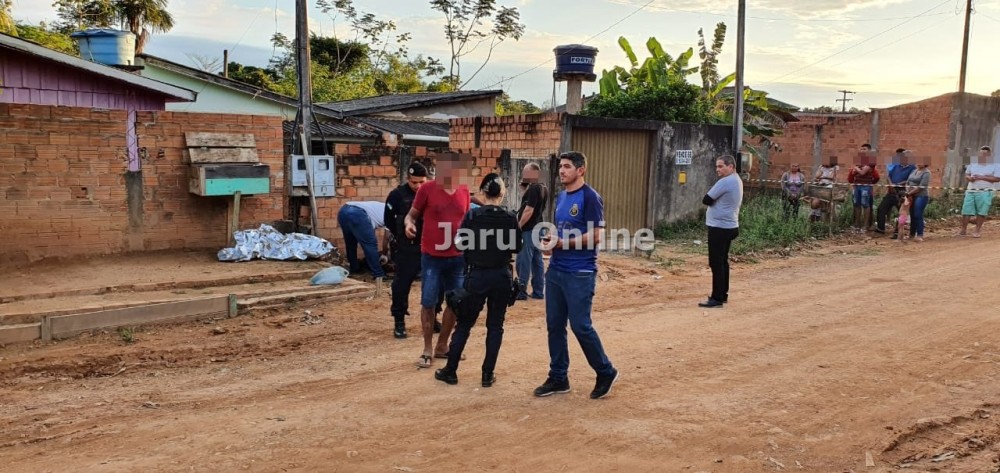 PAI NÃO GOSTOU: Homem é morto após esbarrar em criança durante jogo de futebol na rua